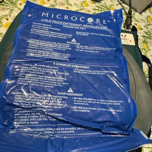 PYREX Portables Hot  Cold Food Carrier Set / Sculptured 2-Qt Glass Casserole Dis - Picture 7 of 9